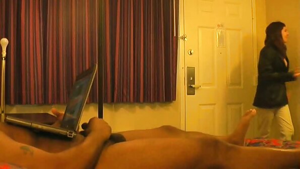Genç sürtük Zoey Reyes kanepede eski amatör grup porno bir dostum sikikleri