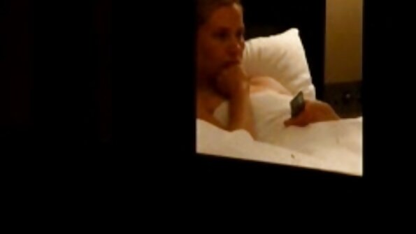 Gençler adore anal seks mature amatör porno içinde onların erotik üçlü ile bir şanslı adam